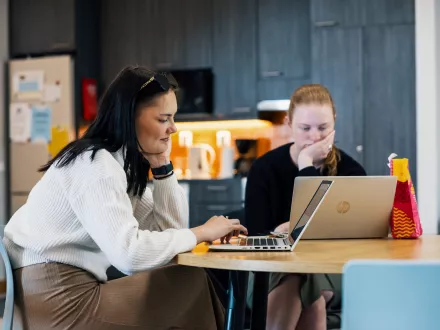 Studerande vid bord Photo Christoffer Bjorklund