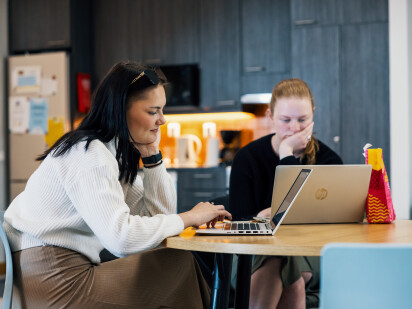 Studerande sitter vid bord