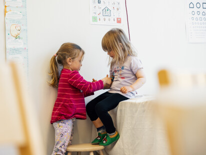 Barn leker doktor Photo Christoffer Bjorklund