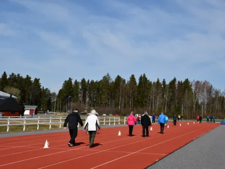 Seniorer motionerar pa loprakan i Pixne