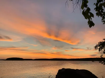 Kvallssol over vatten Foto Martina Uthardt