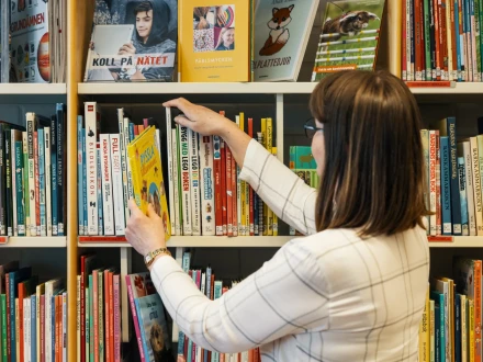 Ta en bok i hyllan pa petalax bibliotek 1 Photo Christoffer Bjorklund