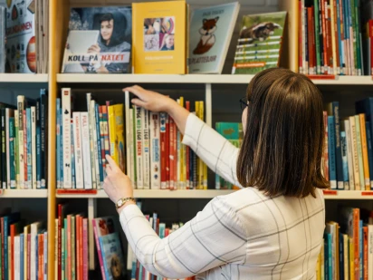 Ta en bok i hyllan pa petalax bibliotek 2 Photo Christoffer Bjorklund