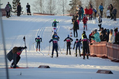 Hiihtäjät nousevat ylämäkeä hiihtokilpailuissa.