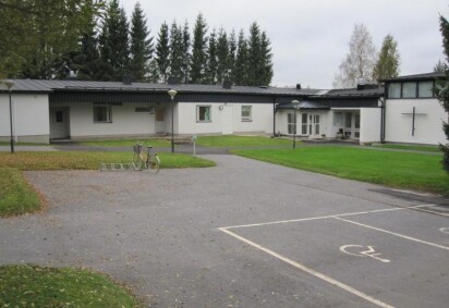 En låg vit byggnad i vinkel.