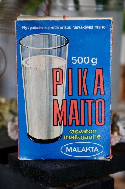 Ett papperspaket med bild av ett glas mjölk och texten 500 g pikamaito.