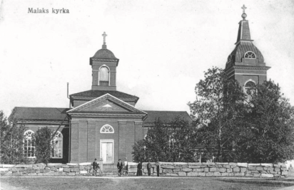Svartvitt vykort föreställande kyrka med klockstapel i grått. I förgrunden en stenmur och män med cyklar och och kvinna i lång svart klänning.