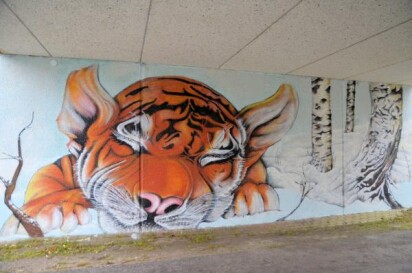 Muralmålning i tunneln föreställande sovande tiger.