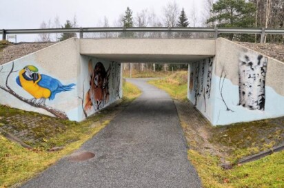 Muralmålning vid Malaxvägen, motiv papegoja, tiger och björkstam.