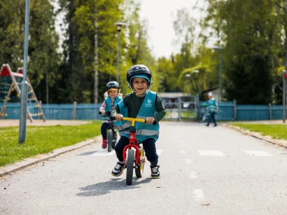 Glada barn pa cykel Photo Christoffer Bjorklund