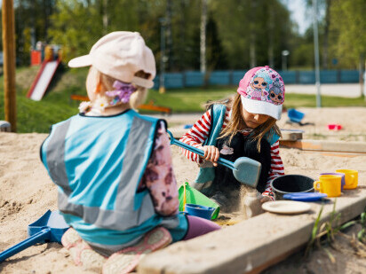 Flickor i sandlada Photo Christoffer Bjorklund
