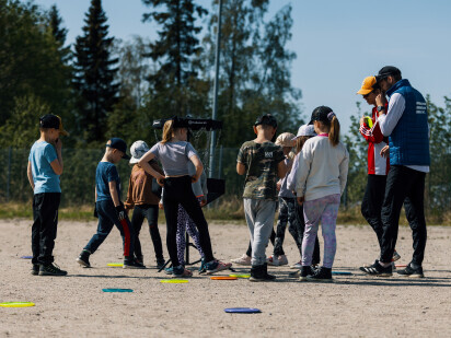 Barn som spelar fresbeegolf Photo Christoffer Bjorklund