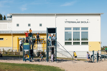 Yttermalax skolas elever leker i en klätterställning.