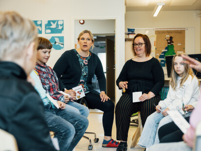 Maalahden suomenkielisen koulun oppilaita ja opettajia.