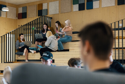 Opiskelijoita Gymnasiet i Petalaxin aulassa.