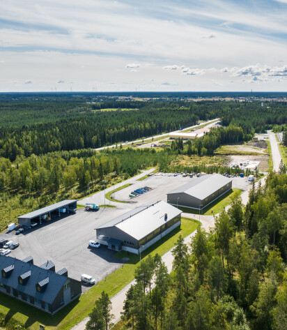 Ilmakuva teollisuusalueen rakennuksista.